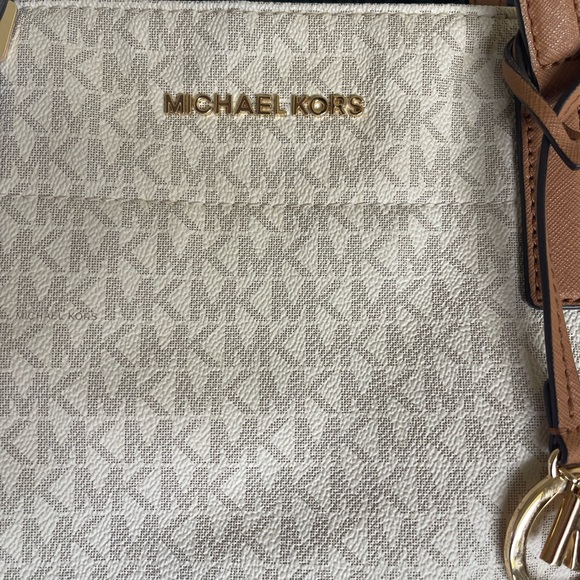Michael Kors Original Vanilla Tote - Picture 2 of 12